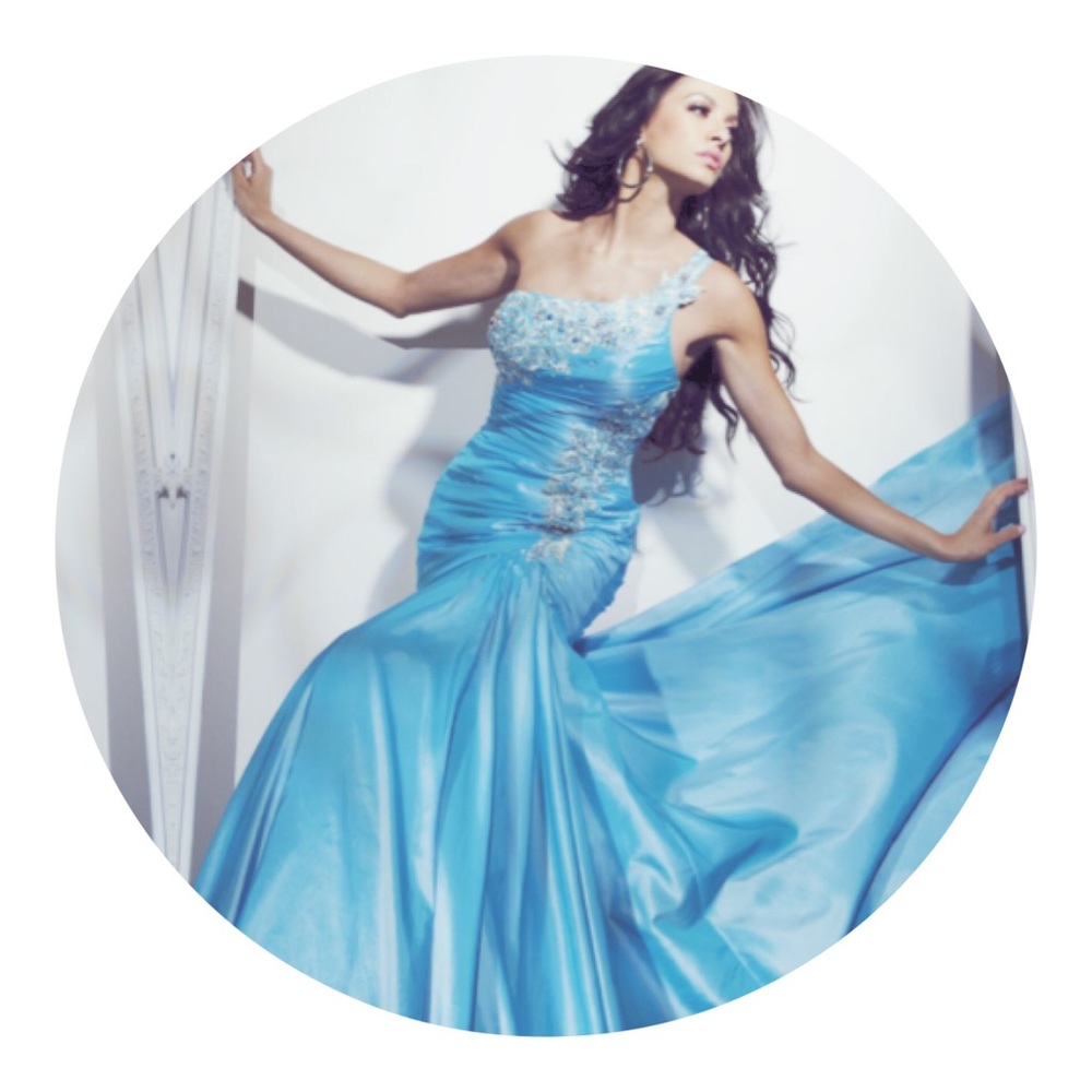Beautiful fitted prom dress brand new! RENT IT FOR $70!
